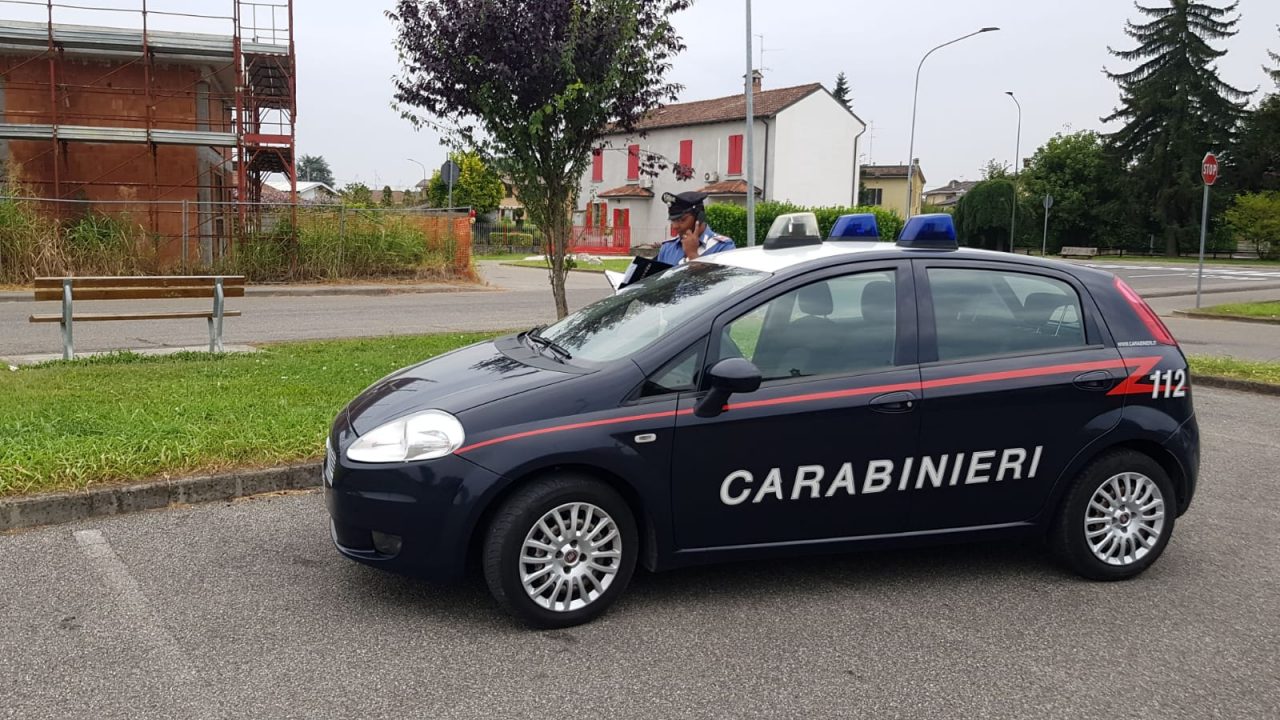 Minaccia una 15enne con un coltello obbligandola a conoscere un suo amico: 17enne denunciato