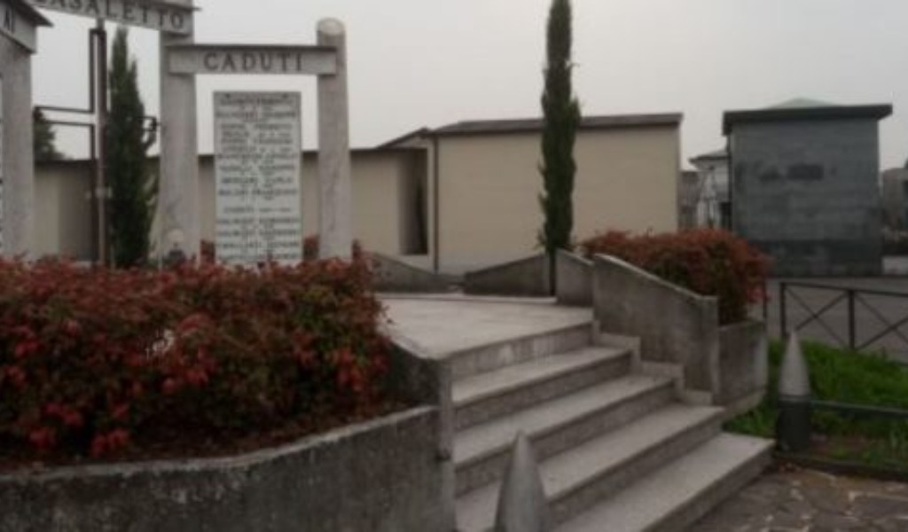 Di ritorno dal rave party, si addormenta all’interno del cimitero