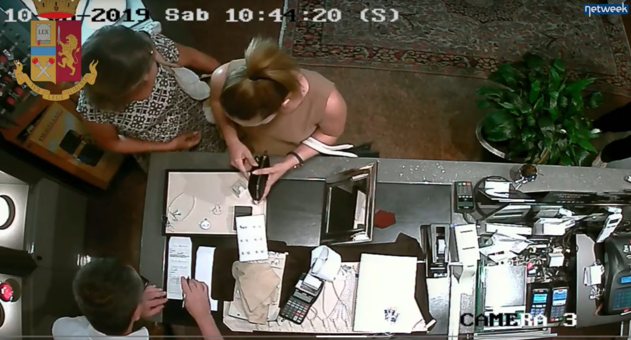 Furto in gioielleria, arrestata a Romano. Ecco come ha distratto il gioielliere VIDEO