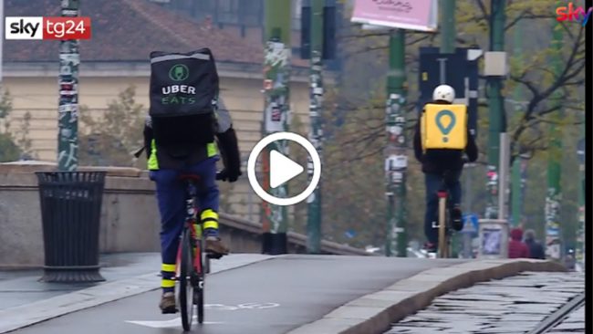 Pure i rider abusivi: caporalato e sfruttamento anche di irregolari, indagine a Milano