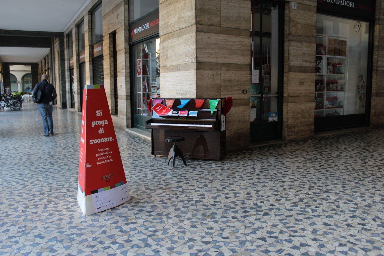 Sei pianoforti verticali invadono Cremona: torna “Suonami! Piazza che vai, pianoforte che trovi”