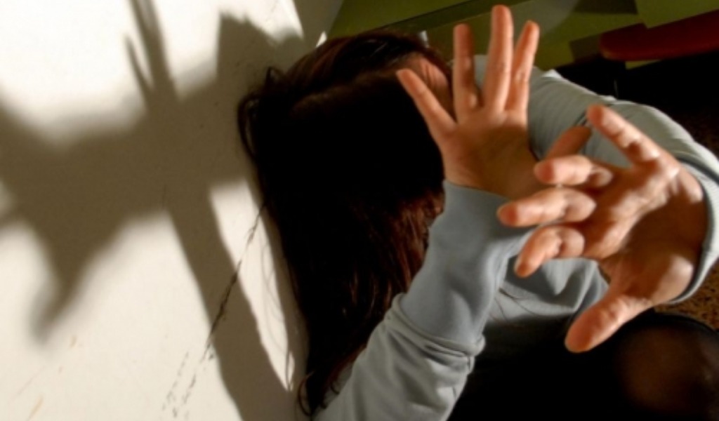 Costretta a cambiare abitudini e a non frequentare più amici per sfuggire alle continue violenze del fidanzato