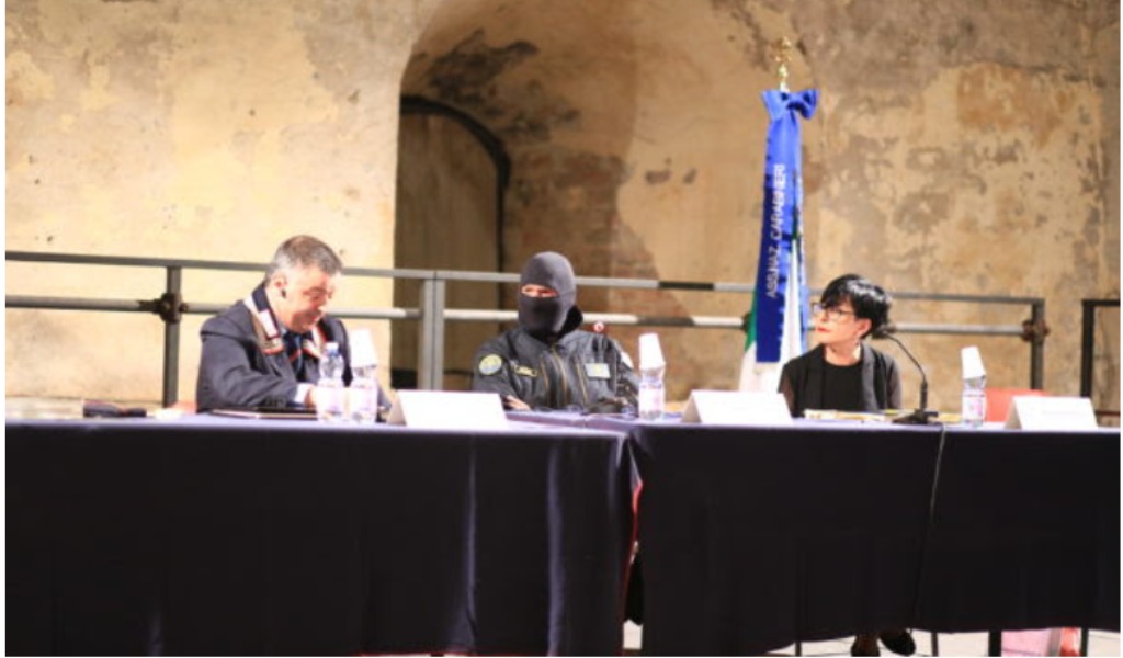 Bagno di folla per il Comandante Alfa, l’uomo dal volto coperto