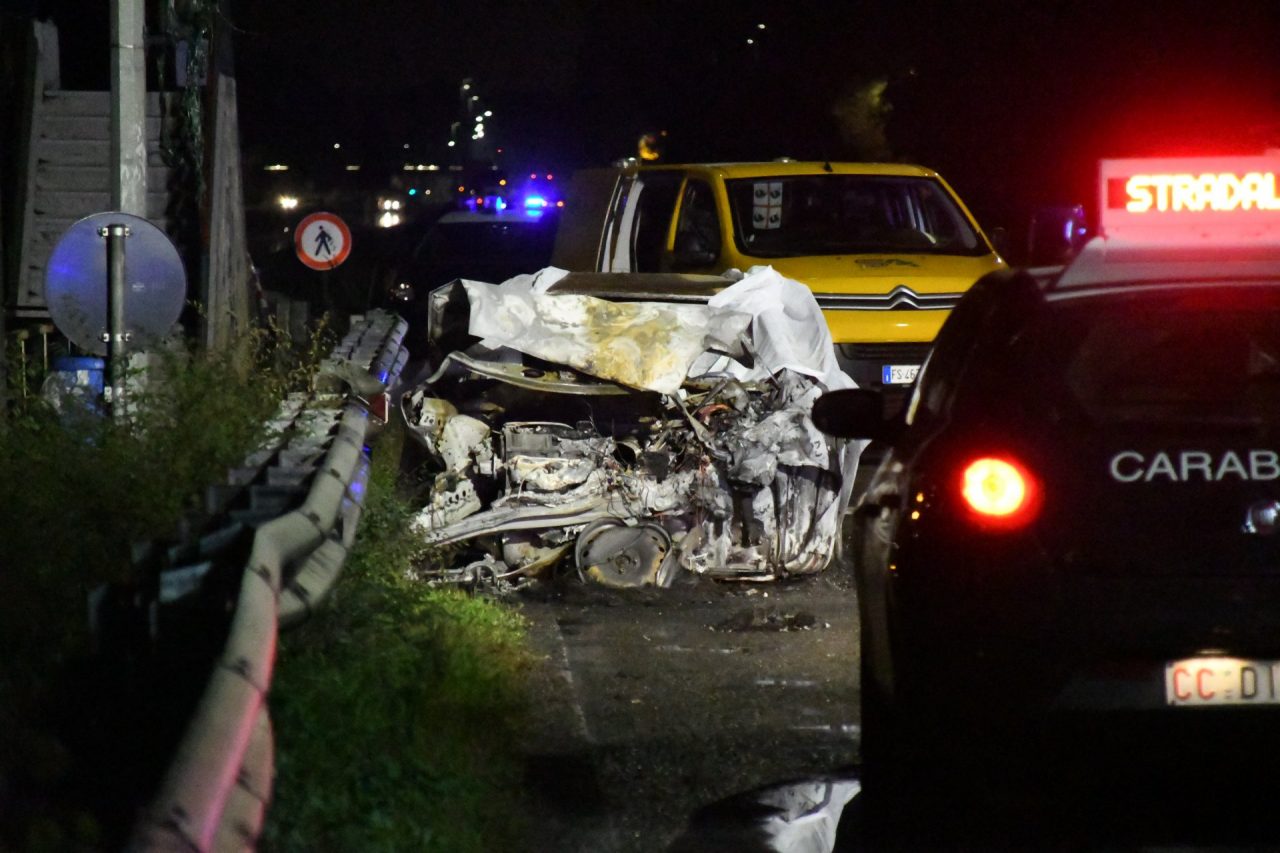 Schianto frontale: ragazzo muore carbonizzato nella sua auto FOTO