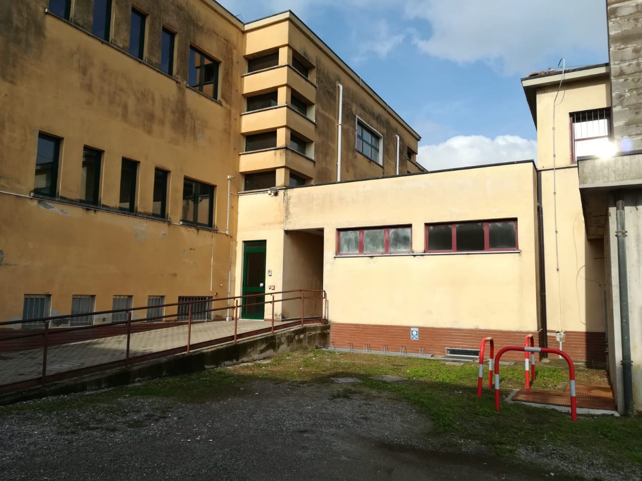 Cede il pavimento della palestra delle elementari:  struttura chiusa