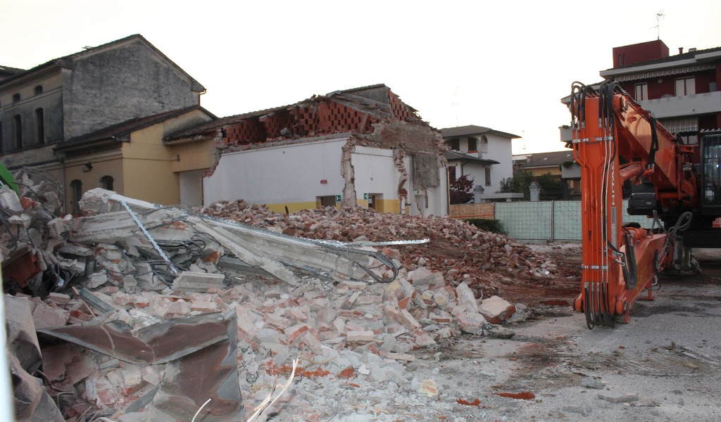 Demolita la scuola di San Felice, ora i lavori proseguono