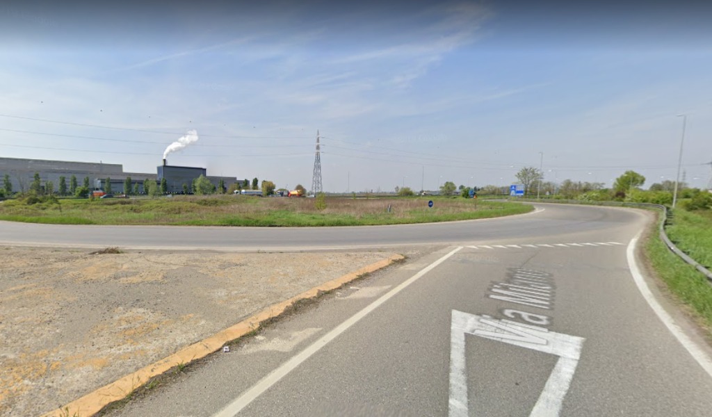 Tir contromano alla rotonda di Cavatigozzi: retromarcia e percorso a ritroso