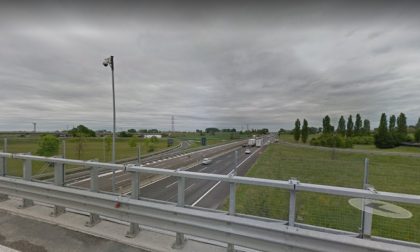 In bilico sul viadotto dell'autostrada rischia di cadere nel vuoto: 39enne salvato dalla Stradale di Cremona