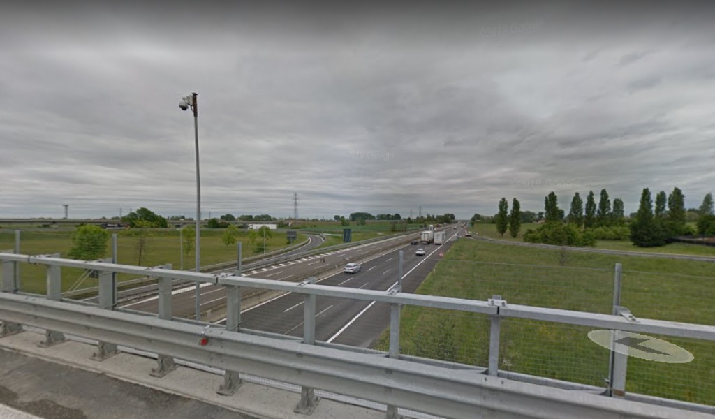 In bilico sul viadotto dell’autostrada rischia di cadere nel vuoto: 39enne salvato dalla Stradale di Cremona