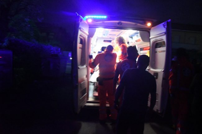 Cade a terra, 18enne finisce in ospedale SIRENE DI NOTTE