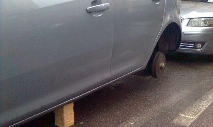 Auto abbandonata dopo incidente: sciacalli rubano le 4 gomme
