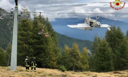 FOTO INCREDIBILE: l’ultraleggero rimane appeso alla seggiovia