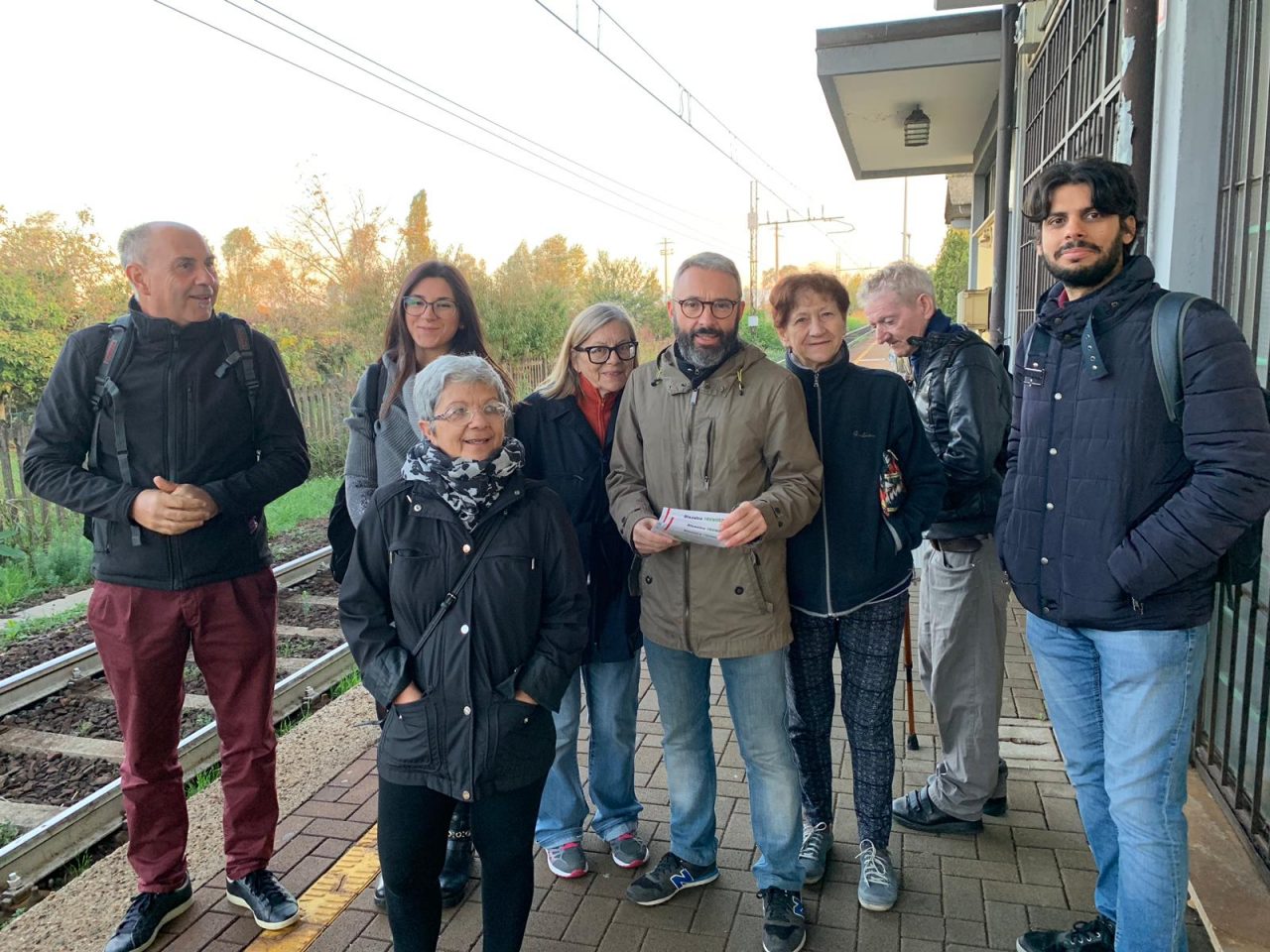 Il Pd presidia la stazione, ma su quattro treni ne passano due FOTO