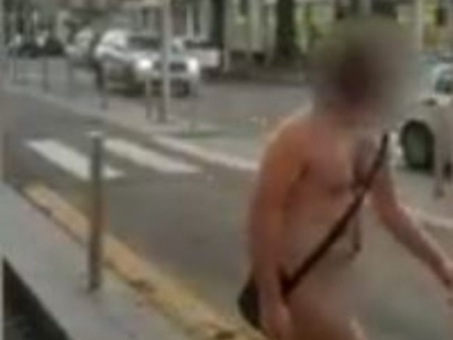 Uomo nudo (con borsello) a spasso per Brescia: il video virale