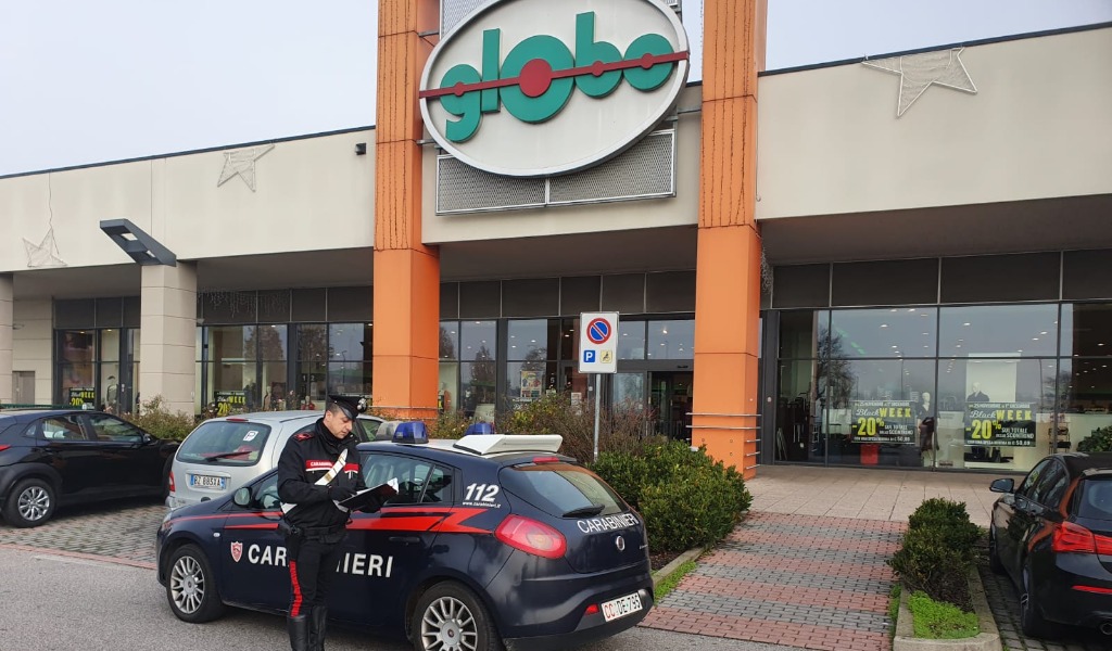 Ruba vestiti al “Globo”: 22enne arrestato dai Carabinieri