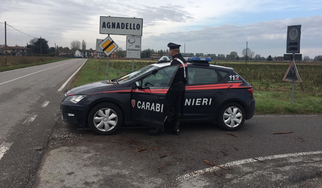 Non si ferma all’alt, abbandona l’auto e tenta la fuga nei campi