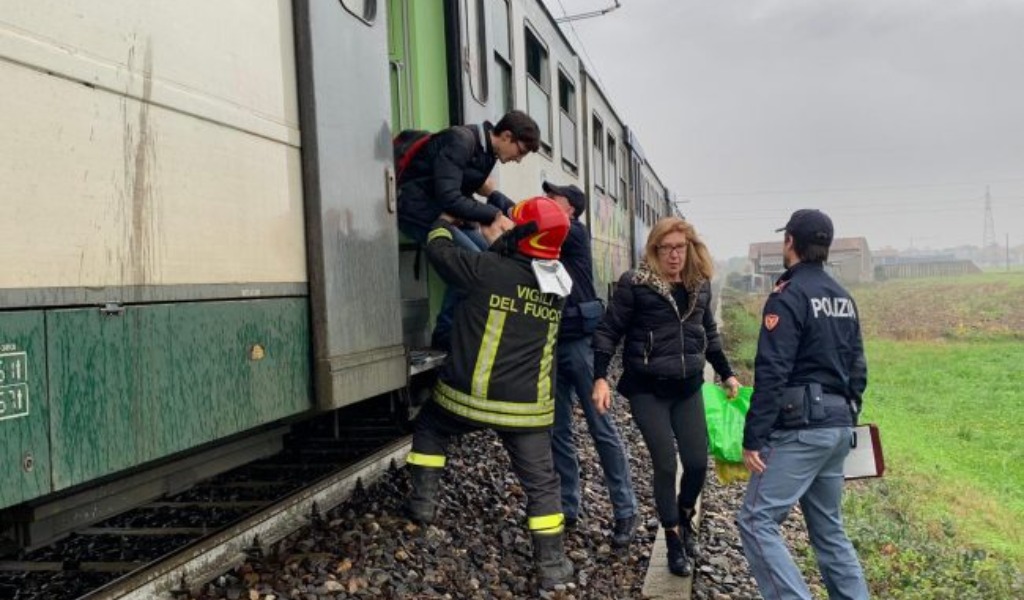 Paura su treno della Cremona-Treviglio: fumo nero dall’ultima carrozza
