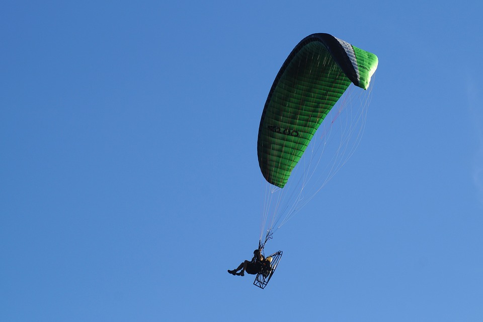 Precipita con il paramotore: 47enne miracolato dopo un volo di 30 metri
