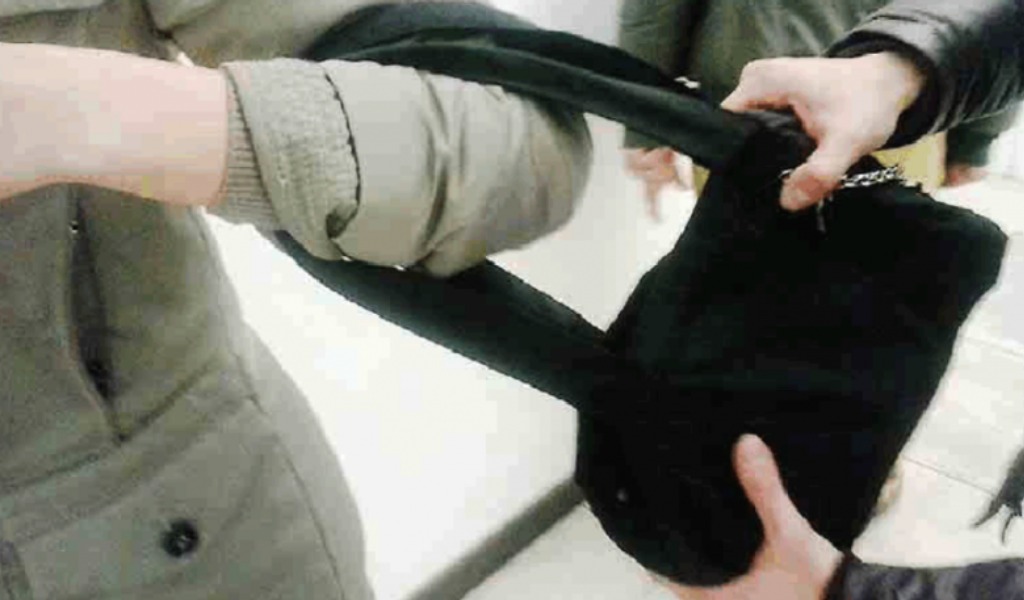 Aggredita alle spalle per rubarle la borsa, due donne mettono in fuga la rapinatrice