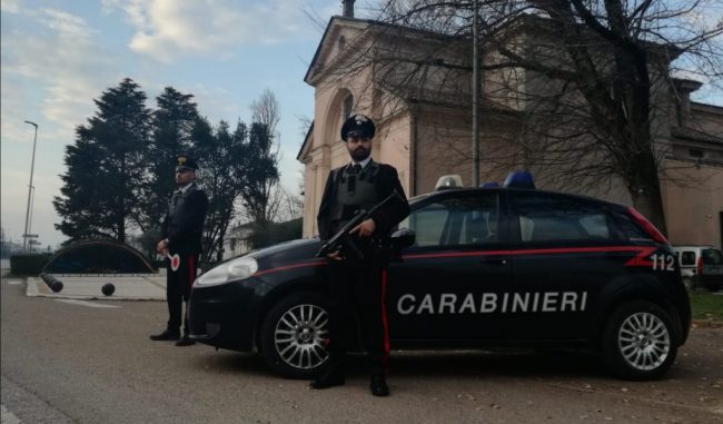 Ruba cellulare dal cestello di una bici ma le telecamere lo incastrano