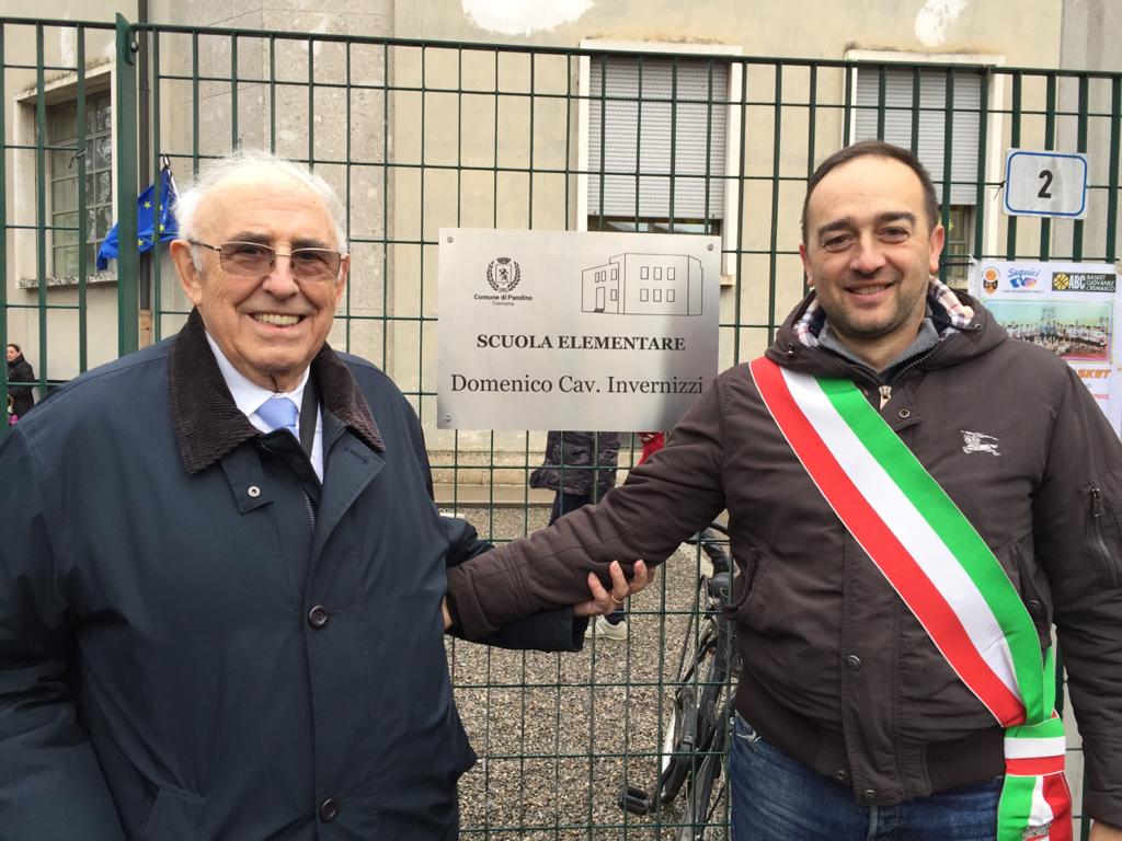 Una targa per ricordare l’ex sindaco Domenico Invernizzi FOTO