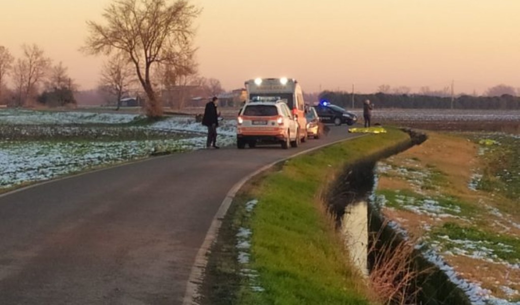 Tragedia sulla strada: due ciclisti travolti e uccisi da un’auto
