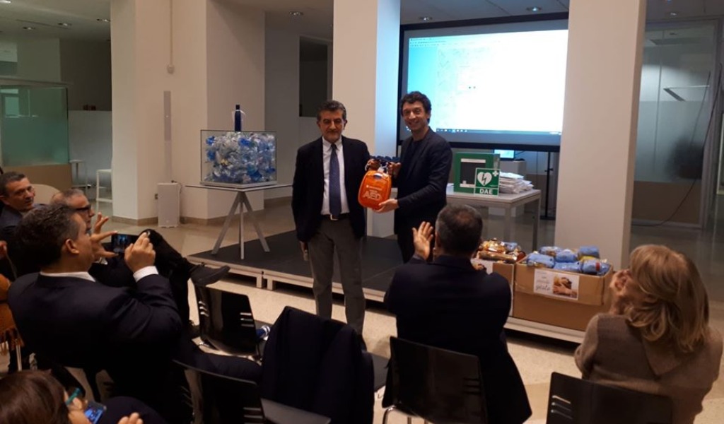 Un defibrillatore al Comune di Cremona e generi alimentari alla Caritas