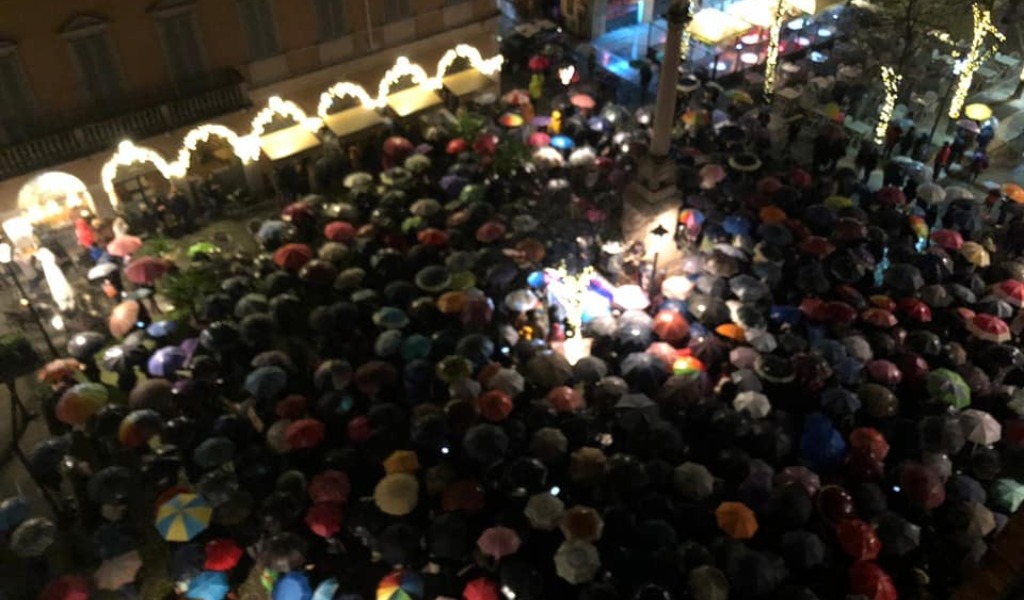 Raduno Sardine Cremona, in tanti stretti stretti in piazza VIDEO