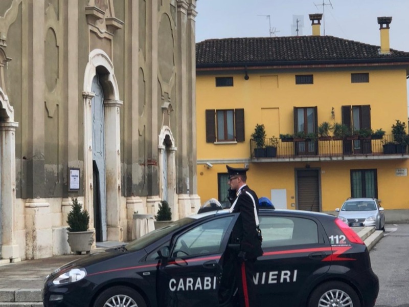 Ruba la cassetta delle offerte in chiesa: via con 400 euro