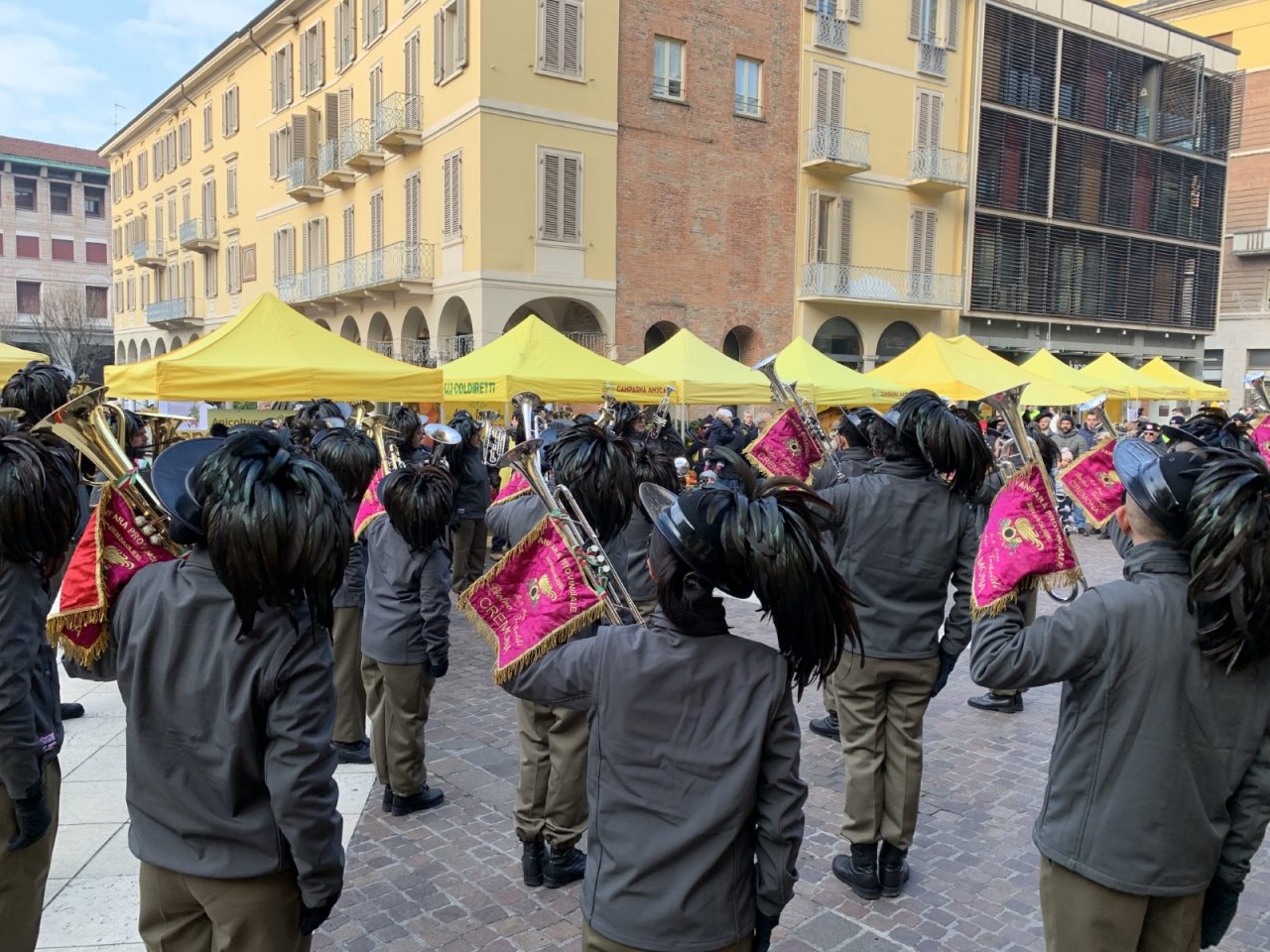 “Natale con Campagna Amica”, bagno di folla con i bersaglieri in piazza Stradivari