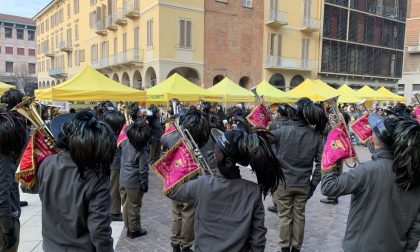 “Natale con Campagna Amica”, bagno di folla con i bersaglieri in piazza Stradivari