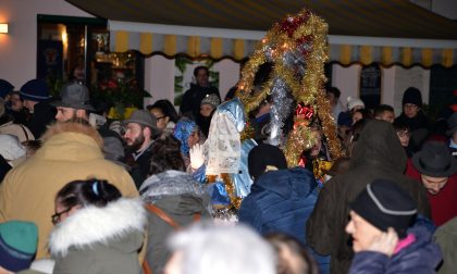 Santa Lucia arriva a Pandino sul suo carretto tra due ali di folla FOTO
