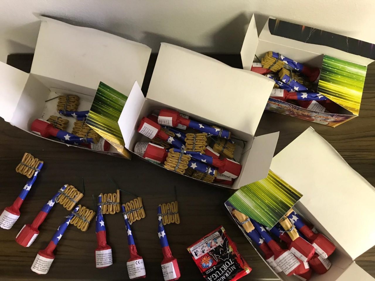 Fuochi d’artificio venduti illegalmente in profumeria: maxi sequestro FOTO