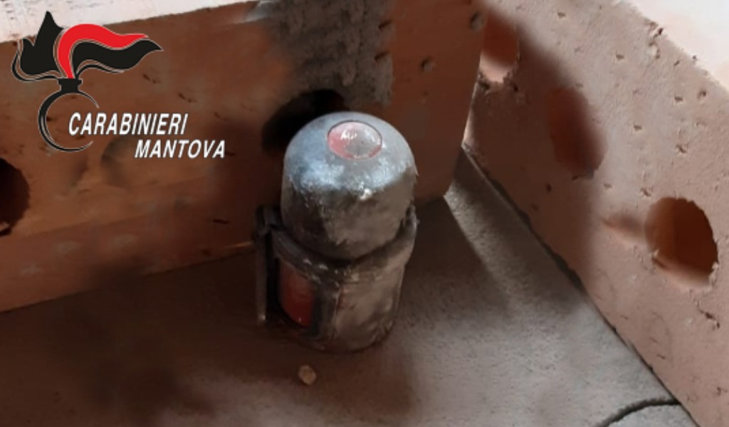Tre bombe a mano in appartamento: arriva il Genio Guastatori