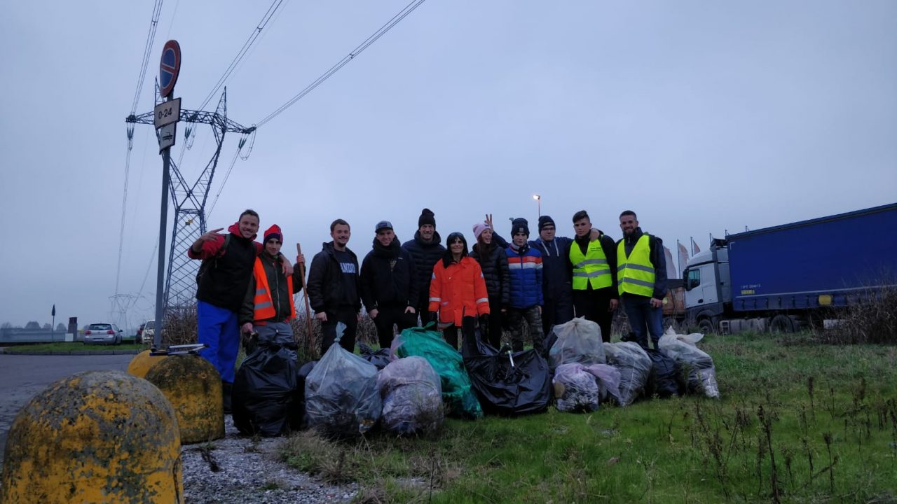 Rudaroli a caccia di rifiuti: trovate siringhe lungo la ciclabile