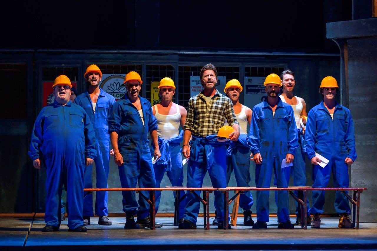 Un capodanno spumeggiante al Teatro Ponchielli con “Full Monty”