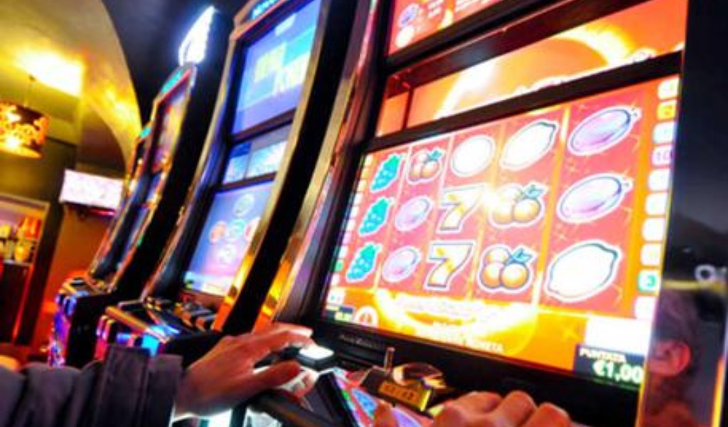 Ruba una carta Postepay da un’auto e va a giocare alle slot machine, denunciata