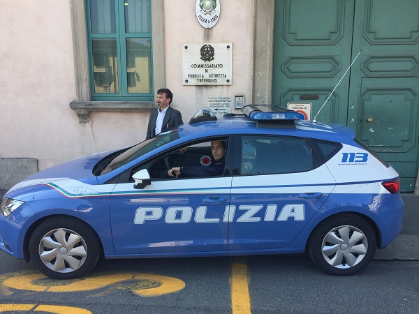 Si masturbava davanti alle scuole, denunciato per atti osceni