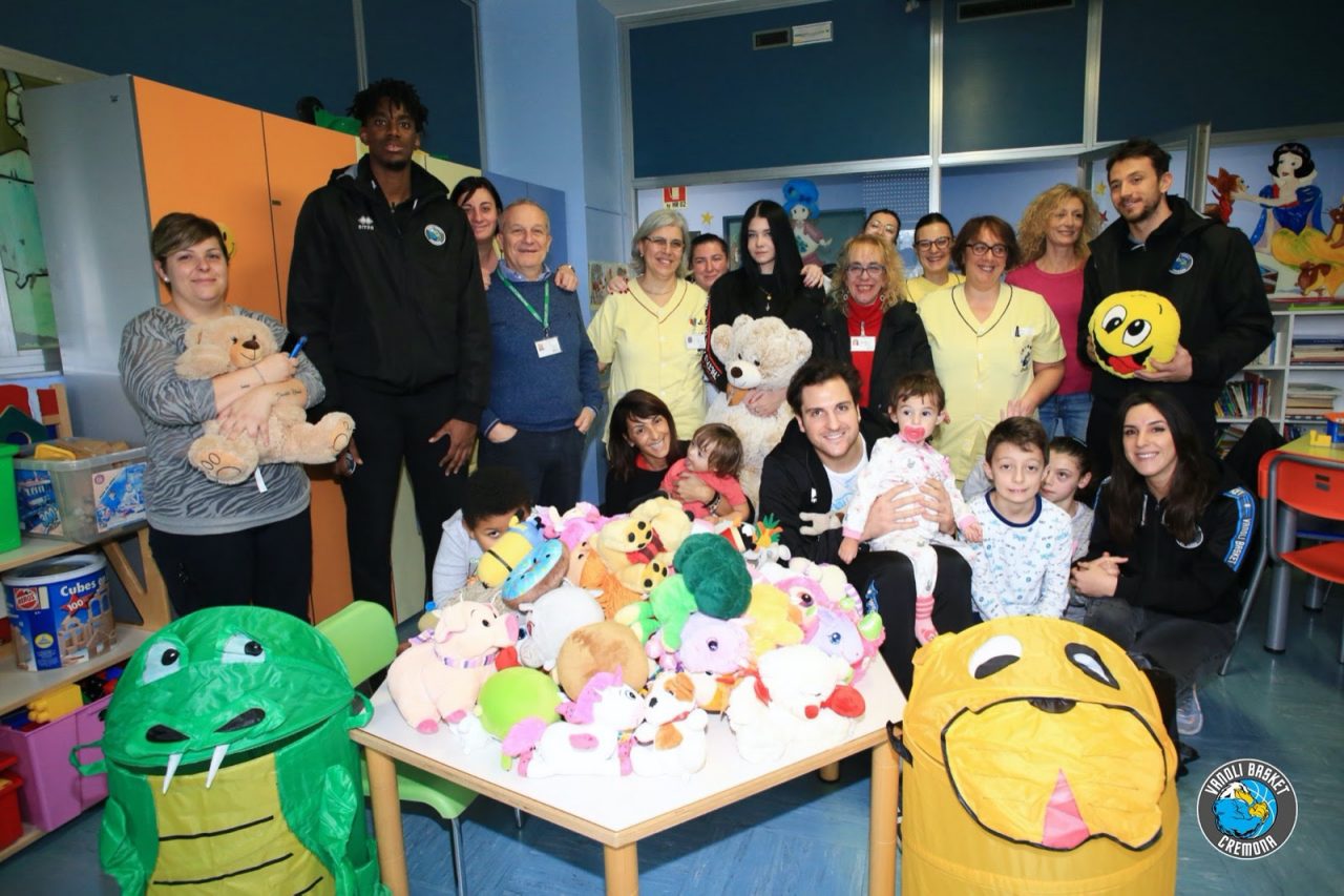 La Vanoli Basket in Pediatria a Cremona con i peluches del Teddy Bear Toss