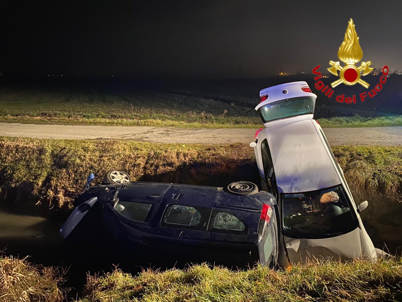 Auto si scontrano e finiscono in un fosso: due feriti FOTO