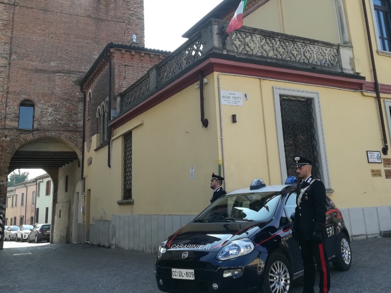 Ferito con un taglio alla gola: indagano i carabinieri