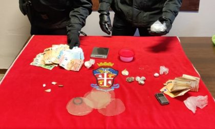 Arrestato spacciatore 27enne: in casa quasi 5mila euro in contanti e 100 grammi di cocaina
