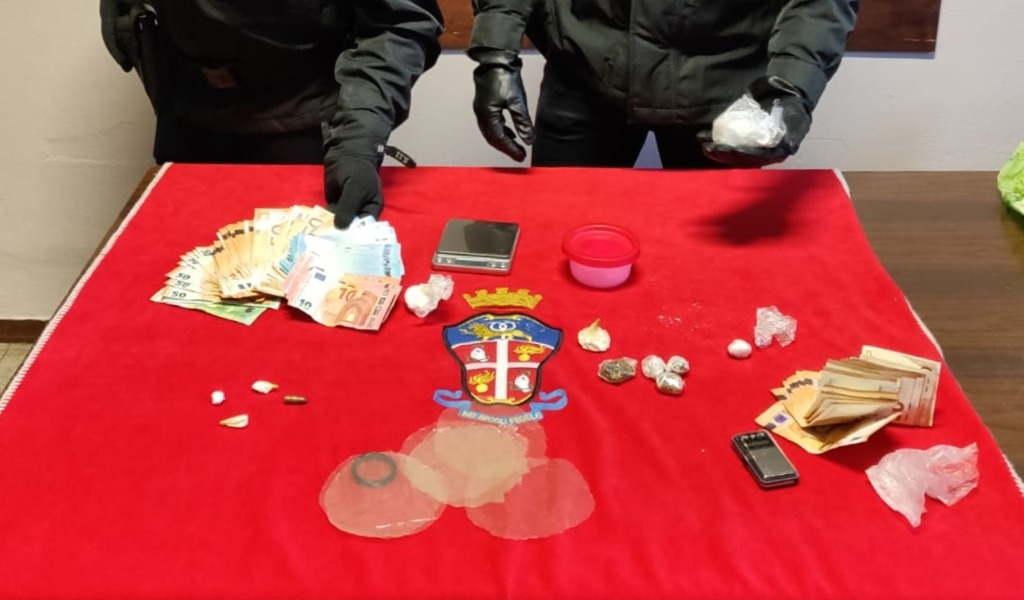 Arrestato spacciatore 27enne: in casa quasi 5mila euro in contanti e 100 grammi di cocaina