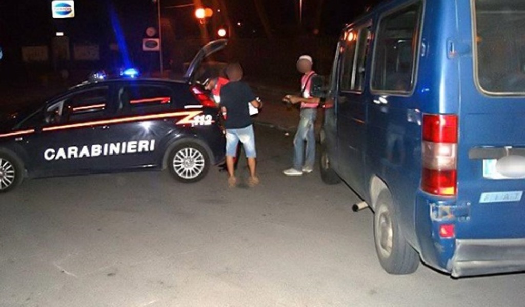 Immigrati irregolari sfruttati per volantinaggio: 3 denunciati