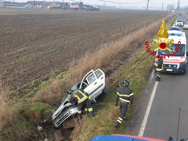 Finisce in un fossato con l’auto: una 39enne in ospedale FOTO