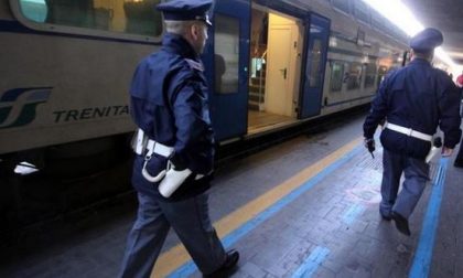 Rapinano la vittima sul treno poi la "scortano" per non farla parlare: arrestati grazie a un messaggio
