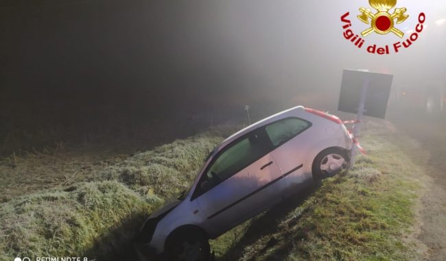 Nel fosso con l’auto: paura per una ragazza 25enne