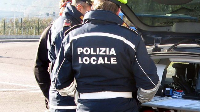 Spacciano hashish nel parcheggio del supermercato, un ragazzo e una ragazza (minorenni) denunciati