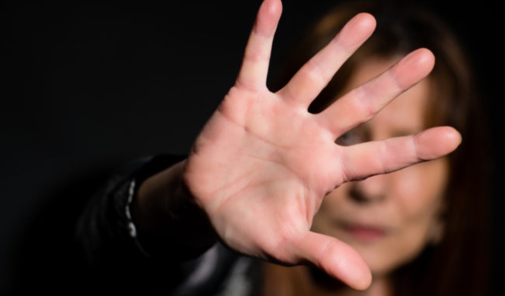 Allontanato da casa per aver aggredito la madre, torna da lei in barba ai divieti
