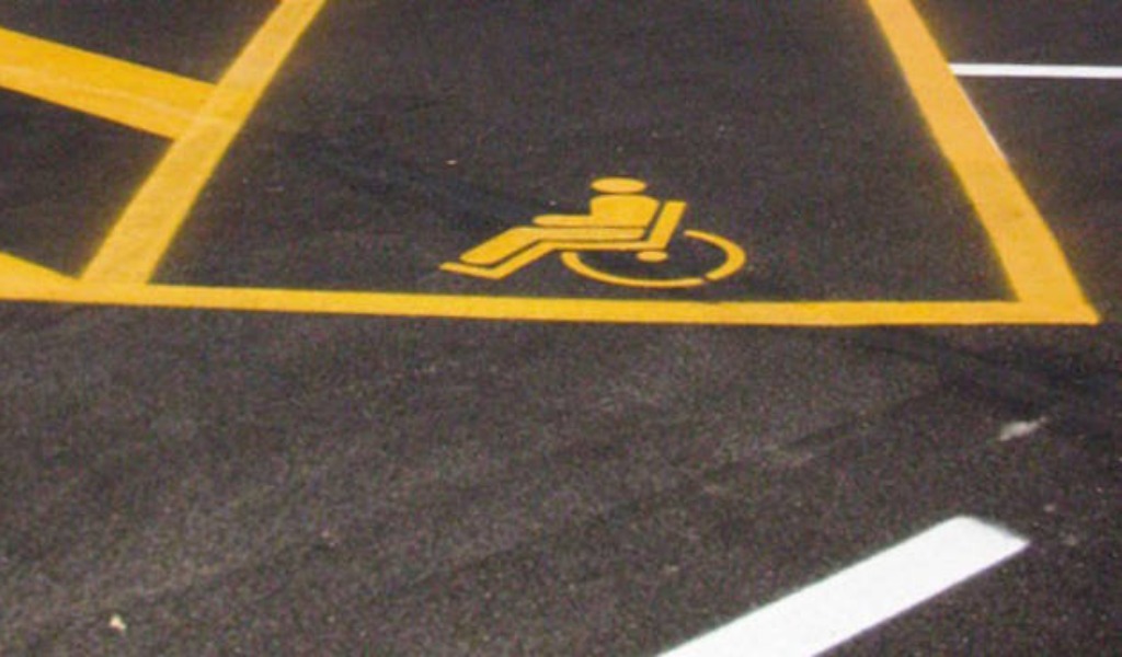 Cremona, stalli per disabili in via Trento non progettati correttamente
